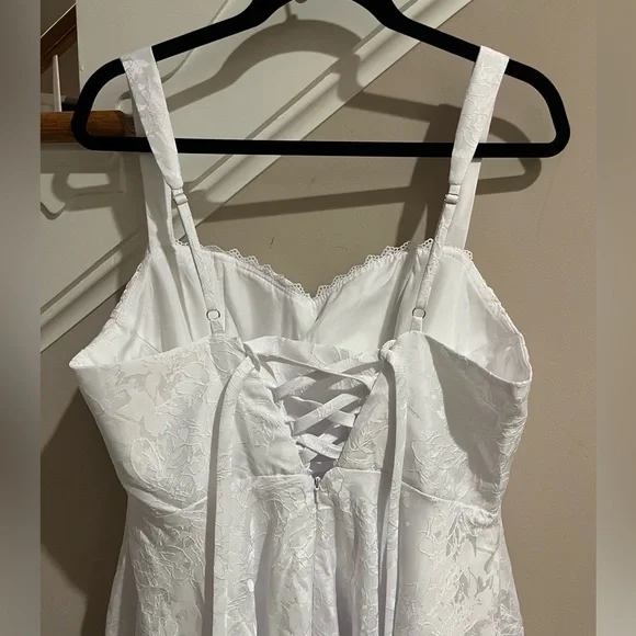 Pretty White Dress - Picture 4 of 9